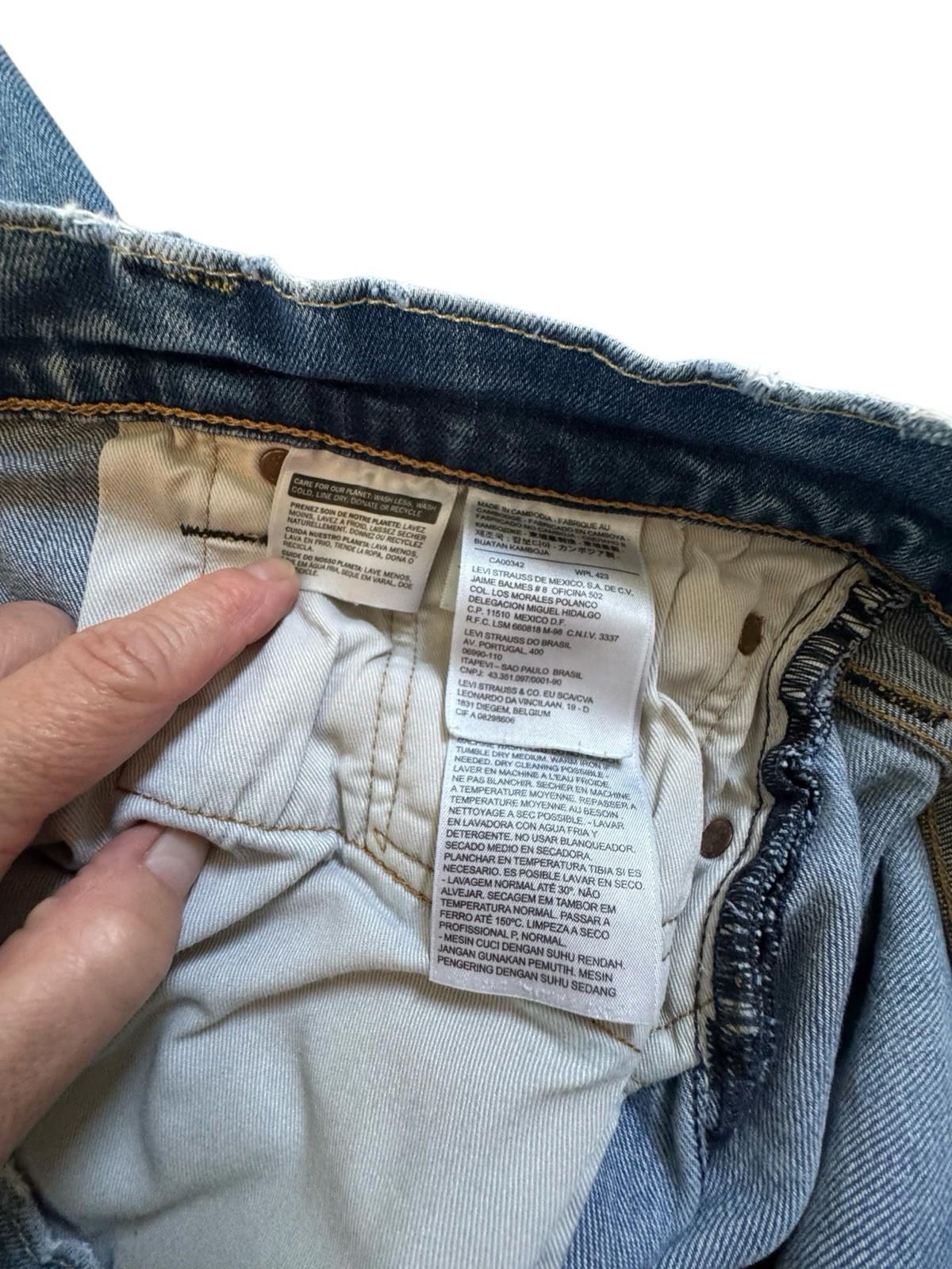 Levis 513 Blue Jeans Size 36 x 30 Denim With Tear