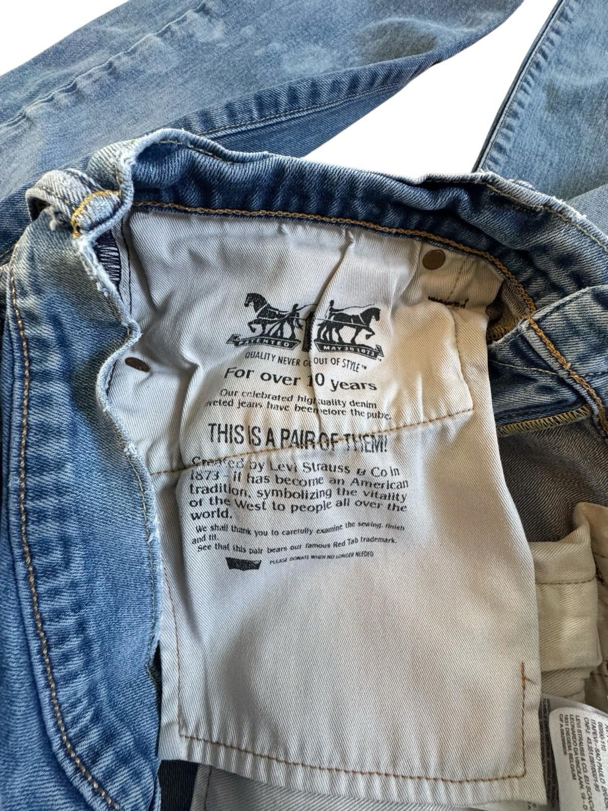 Levis 513 Blue Jeans Size 36 x 30 Denim With Tear