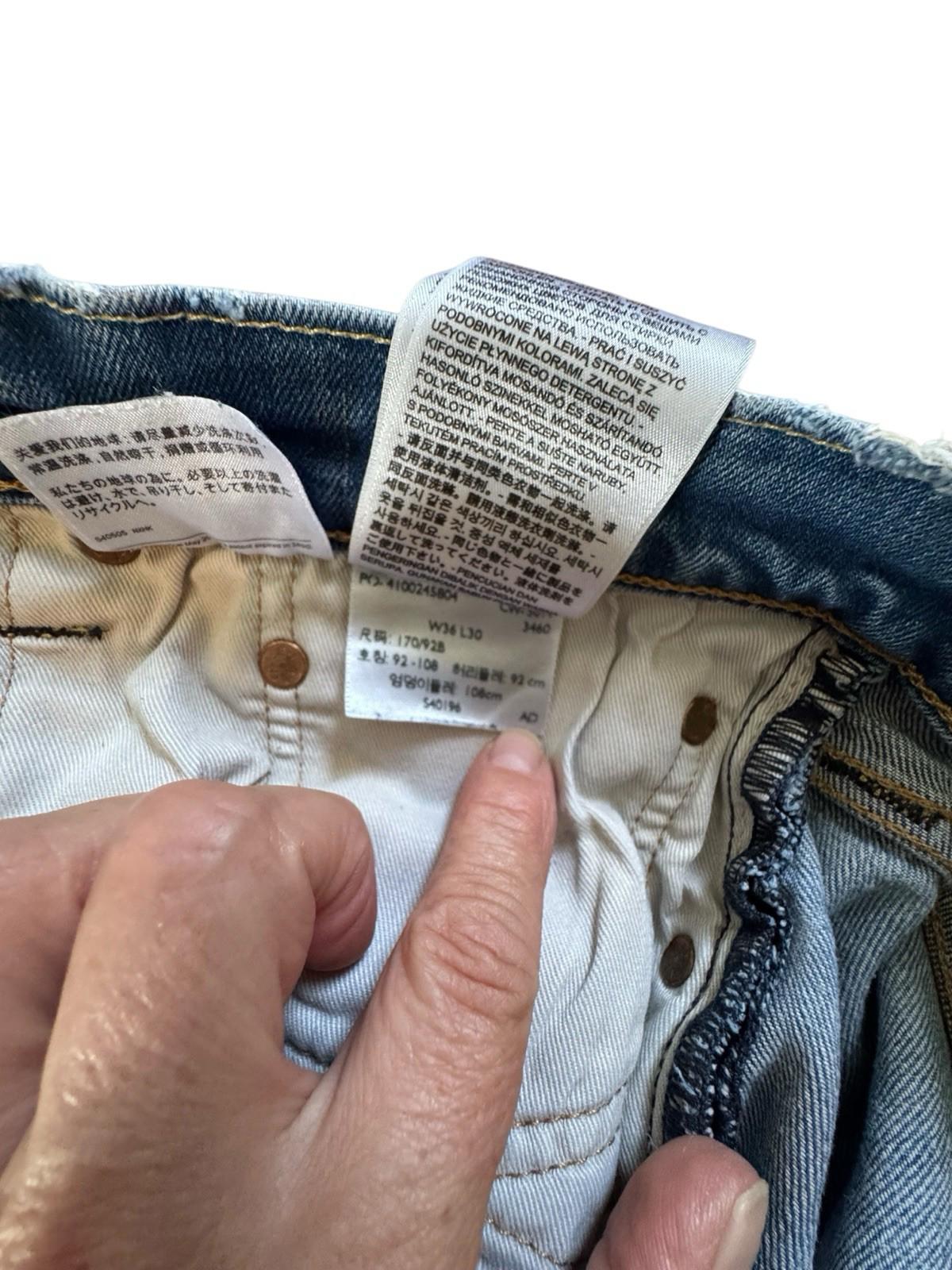Levis 513 Blue Jeans Size 36 x 30 Denim With Tear