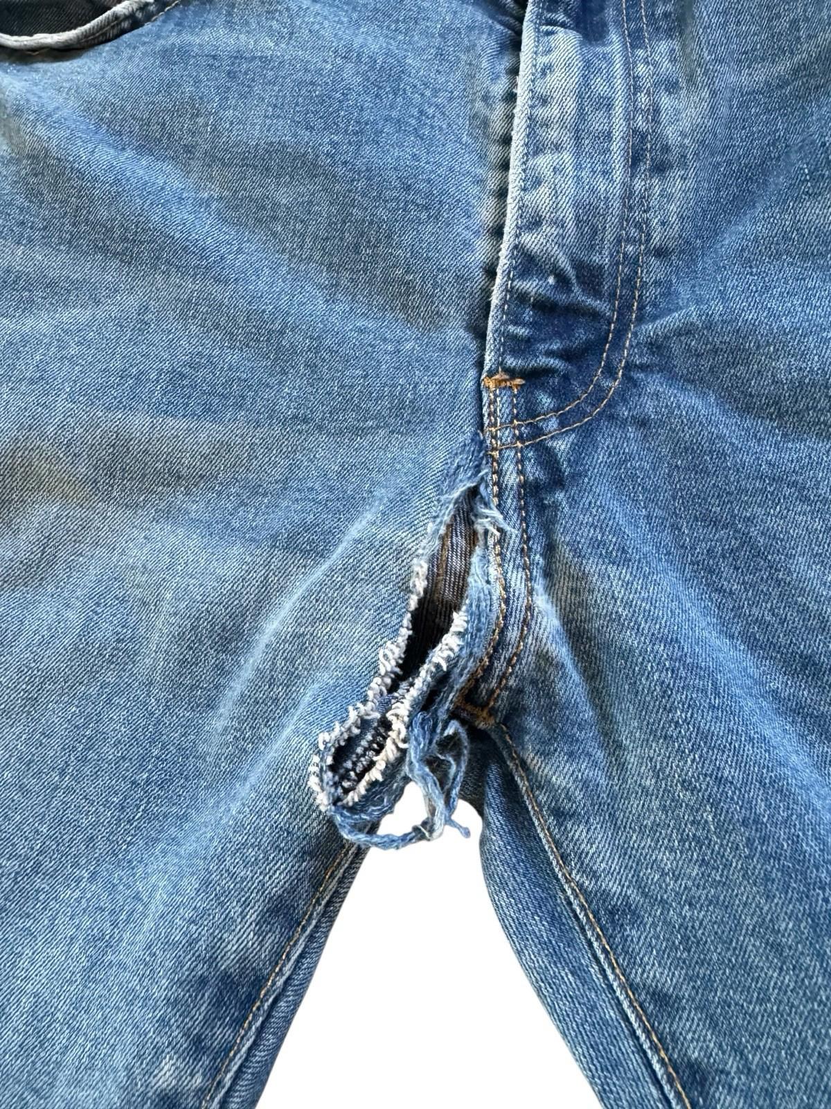 Levis 513 Blue Jeans Size 36 x 30 Denim With Tear